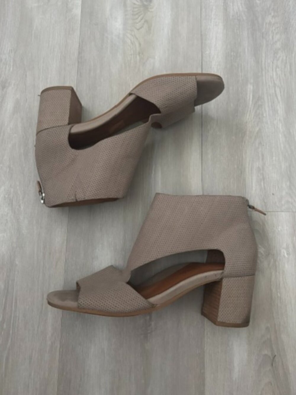 Gentle Souls by Kenneth Cole Charlene Peep Toe 9.5 - Picture 2 of 6